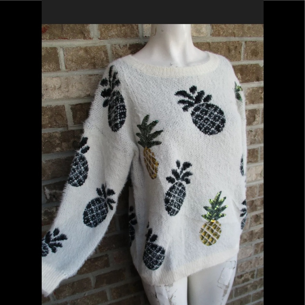 Debut Pineapple theme sweater sz S